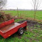 NLdoet is de grootste vrijwilligersactie van Nederland, georganiseerd door het Oranje Fonds. Het doel van NLdoet is simpel: mensen samenbrengen om vrijwilligerswerk te doen en een positieve impact te maken in hun eigen buurt. Tijdens NLdoet zetten duizenden mensen zich in voor allerlei projecten, zoals het opknappen van speeltuinen, het organiseren van buurtactiviteiten, helpen in verzorgingshuizen of bij dierenopvang. Het is een jaarlijkse kans om iets terug te doen voor de samenleving en tegelijkertijd nieuwe mensen te ontmoeten.