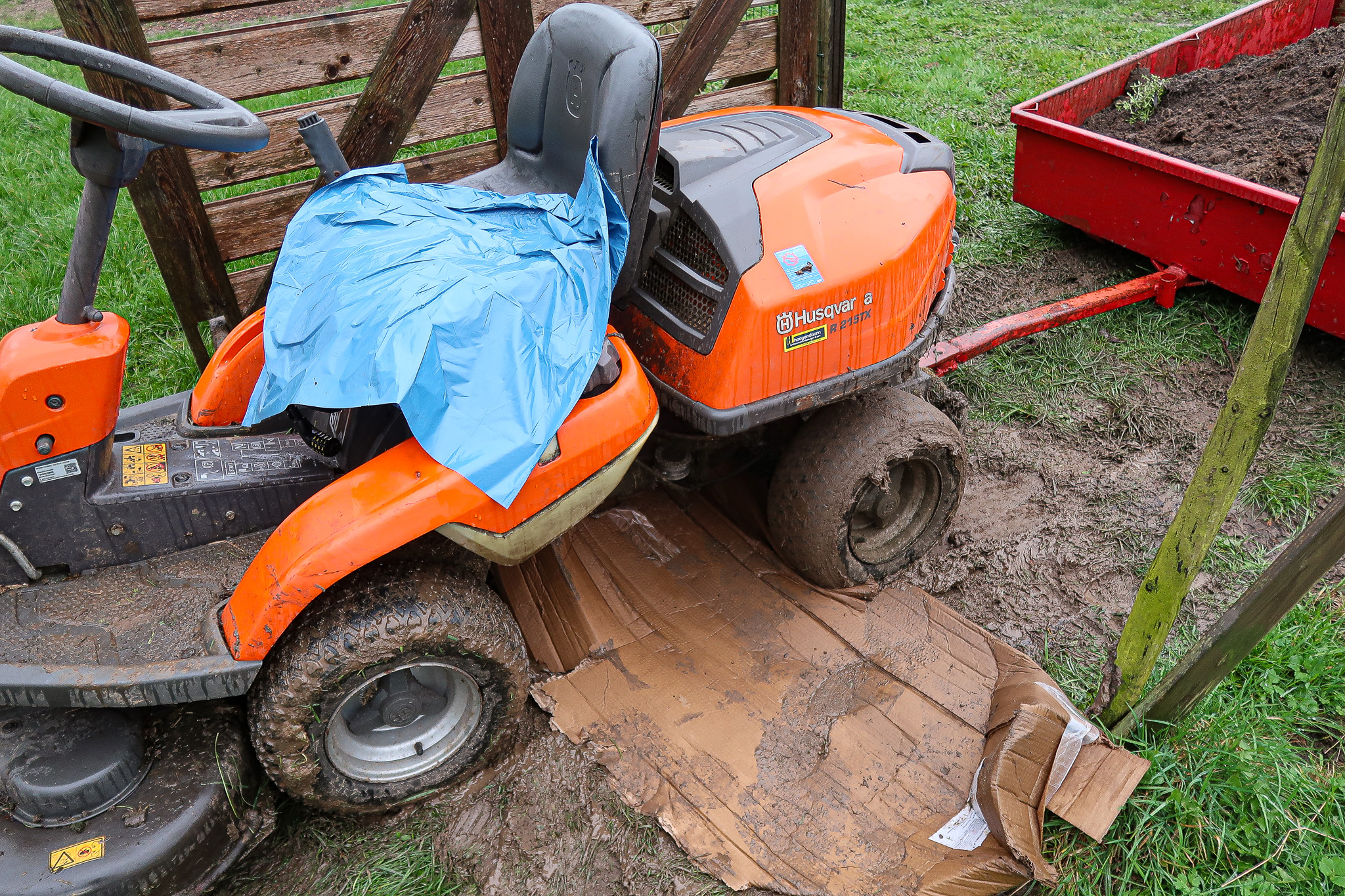 NLdoet is de grootste vrijwilligersactie van Nederland, georganiseerd door het Oranje Fonds. Het doel van NLdoet is simpel: mensen samenbrengen om vrijwilligerswerk te doen en een positieve impact te maken in hun eigen buurt. Tijdens NLdoet zetten duizenden mensen zich in voor allerlei projecten, zoals het opknappen van speeltuinen, het organiseren van buurtactiviteiten, helpen in verzorgingshuizen of bij dierenopvang. Het is een jaarlijkse kans om iets terug te doen voor de samenleving en tegelijkertijd nieuwe mensen te ontmoeten. Dit jaar hebben Chelsey en ik meegedaan bij het Hondenspeelparadijs in Bunnik. Het was ontzettend leuk om samen aan de slag te gaan. We hebben samen bomen gesnoeid, takken opgeruimd van alles wat geknipt werd, en met de kruiwagen stenen verzameld. Ook hebben we geholpen met spullen in elkaar zetten en het terrein netjes maken. Het plan was om daarna flink aan de slag te gaan met zand scheppen en dit te verspreiden over het veld om gaten op te vullen. Alleen werkte het weer niet helemaal mee… Door alle regen was de grond zó nat dat de trekker vast kwam te zitten in de modder. Daardoor konden we uiteindelijk geen zand meer scheppen en ook niet meer over het veld verspreiden. Het mooiste van NLdoet is dat je echt ziet dat je inspanning iets oplevert: de honden hebben weer een fijne speelomgeving en wij hebben ondanks alles een supergezellige dag gehad. Meedoen aan NLdoet is dus niet alleen goed voor anderen, maar ook voor jezelf. Het laat zien hoe waardevol vrijwilligerswerk kan zijn en hoe kleine acties een groot verschil kunnen maken. Wil jij ook iets betekenen in jouw buurt? Hou NLdoet in de gaten en doe volgend jaar mee!